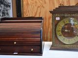 deux horloges exposées sur une table dans une pièce