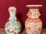 deux vases posés l'un à côté de l'autre sur une table