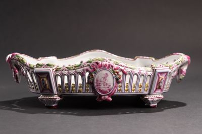 un bol richement décoré, avec un motif rose et blanc