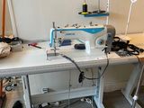 une machine à coudre posée sur une table dans une pièce