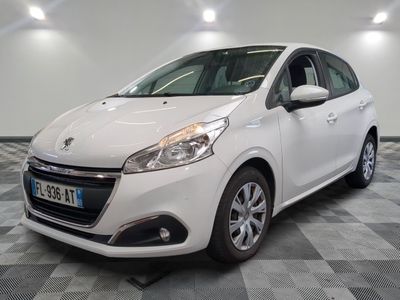 la petite voiture blanche est garée dans une grande pièce