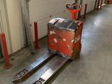 une photo d'un chariot élévateur dans un garage