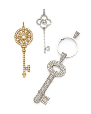 trois pendentifs en forme de clé sertis de diamants et un porte-clés en forme de clé serti de diamants