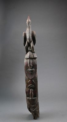 statue d'un homme avec un oiseau sur la tête