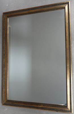 MIROIR en bois doré à décor de frises d'oves et rais-de-cœur…