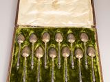 six cuillères dans une boîte doublée de velours