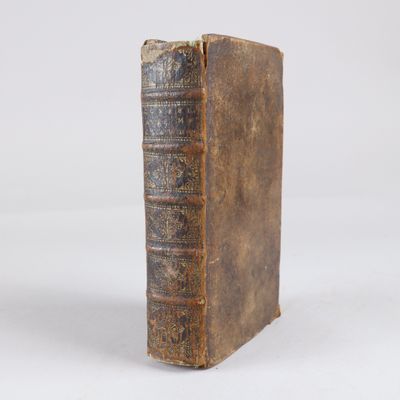 un vieux livre posé sur une surface blanche