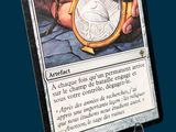 une image représentant une carte sur laquelle figure une personne tenant une montre