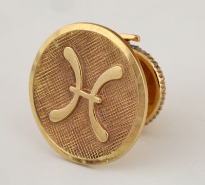 une photo en gros plan d'une bague en or ornée d'une croix