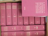 beaucoup de livres dans une boîte sur une table