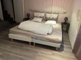un lit avec une couette blanche et des oreillers dans une chambre