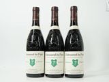 trois bouteilles de vin posées l'une à côté de l'autre sur une table