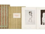 un livre ouvert sur lequel figure l'image d'une femme en robe et d'un homme coiffé d'un chapeau