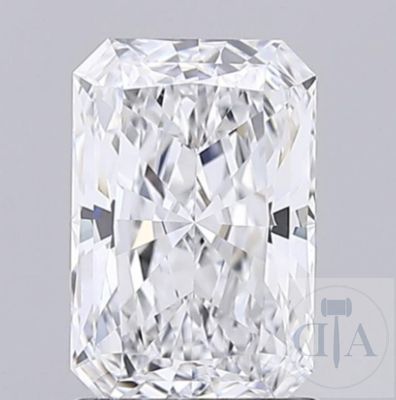 un diamant taillé sur fond blanc