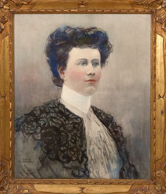 portrait d'une femme en robe noire et chemisier blanc