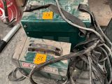 une image montrant quelques outils posés sur un tas de vieilleries
