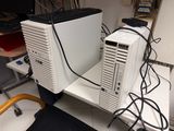 un ordinateur de bureau posé sur un bureau blanc