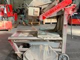 une machine placée au milieu d'une pièce