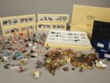 beaucoup de petites figurines dans une boîte posée sur la table