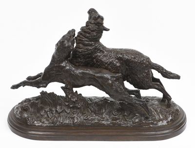 statue en bronze représentant un chien et un chat, posée sur un socle en bois