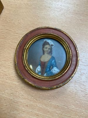 une photo d'une photo représentant une femme en robe bleue