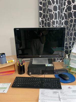 un bureau sur lequel se trouvent un écran, un clavier, une souris et d'autres éléments