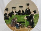 une assiette sur laquelle est représenté un groupe de personnes assises sur un banc