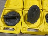 plusieurs bacs en plastique jaunes sur lesquels sont posés différents types de chaussures