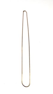 collier avec une longue chaîne en argent sur fond blanc