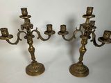 paire de chandeliers anciens en laiton avec figurines et bougies