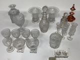 beaucoup d'objets en verre qui se trouvent sur la table