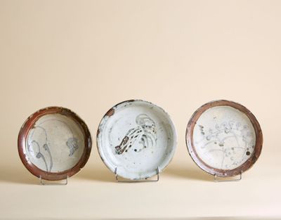 trois assiettes posées sur une table