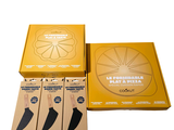 quatre paquets de cigarettes posés les uns à côté des autres sur une surface blanche