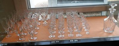 plusieurs verres à vin posés sur une table devant une fenêtre