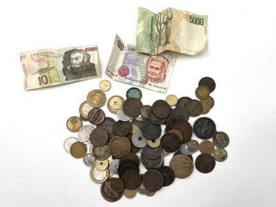 une pile de pièces et de billets sur la table
