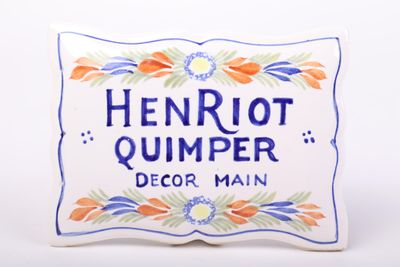 a sign that says henri quimper decor main on it