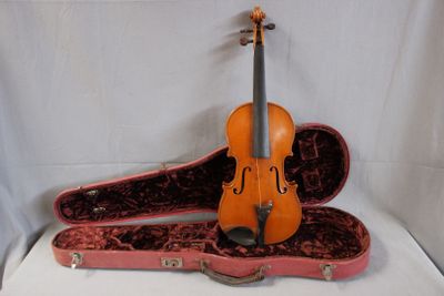 un violon posé dans son étui sur une table