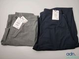 deux paires de pantalons pour homme avec leurs étiquettes encore attachées