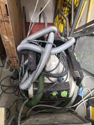 une image représentant un enchevêtrement de fils et un aspirateur