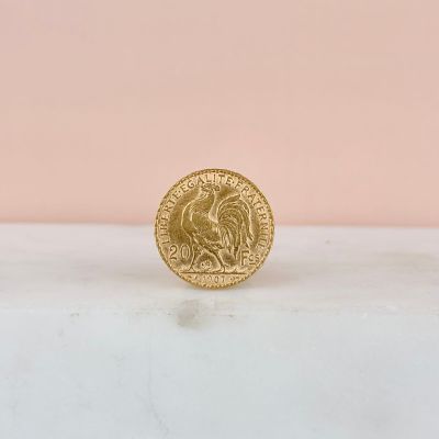 a gold coin sitting on top of a marble counter
