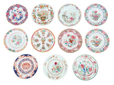 un gros plan sur un lot d'assiettes ornées de motifs variés