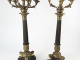paire de candélabres anciens en laiton avec des socles en marbre noir