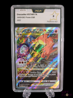 une image d'une carte Pokémon dans un étui en plastique