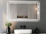 Le meuble-lavabo de la salle de bains est équipé d'un lavabo blanc et d'un grand miroir au-dessus.
