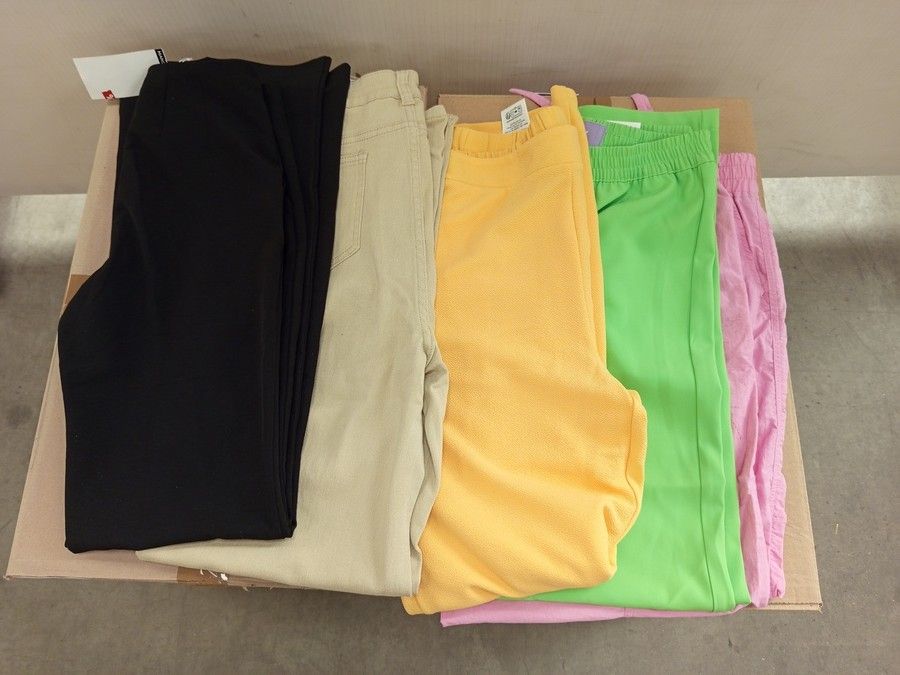 Lot de 100 pantalons (très grande variété de modèle) - pour femmes - 100% marques - Neuf, avec étiquette - 4 cartons
