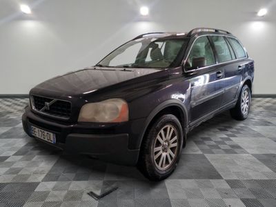 une photo d'un SUV Volvo noir garé dans un garage