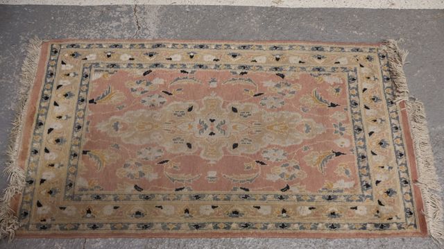Tapis fait main en laine. A nettoyer. 194 x 123 cm