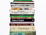 plusieurs livres empilés sur une table