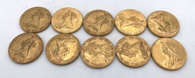 un tas de pièces d'or posé sur une surface blanche