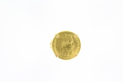 une image d'une pièce d'or sur une surface blanche